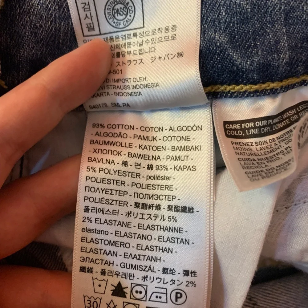 Levi's Medium Wash Roll Cuff Midi Shorts Women's Size 28 - Picture 6 of 7